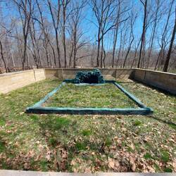 Abmessung und Reste des Kamins der original Hütte.