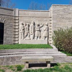 Szenen seines Lebens als Reliefs an den Wänden des Visitor Centers.