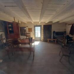 Möbelierung aus der Zeit.