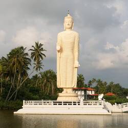 Buddha-Statue in Gedenken an die 35.000 Opfer des Tsunami
