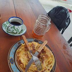 Hinterher gibt's Kaffee, Tee und Bananen-Pfannkuchen 🥞