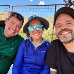 Neben dem Wasserquelle lagen Joja und Slainte aus New York unter einem Baum.