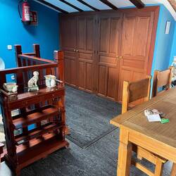 Esstisch und Kleiderschrank