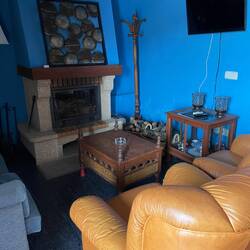 Wohnzimmer in Blau mit tieeeefen Sesseln