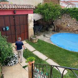 Der Pool ist noch abgedeckt. Klar, bei 15 Grad badet hier niemand!