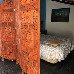 Schlafbereich hinter einem geschnitzten Paravent. Die größte Bettdecke ever! Und sooo warm!