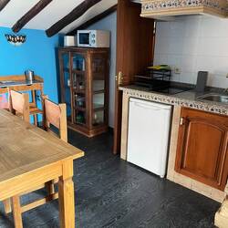 Küchenzeile und Eingang ins Badezimmer