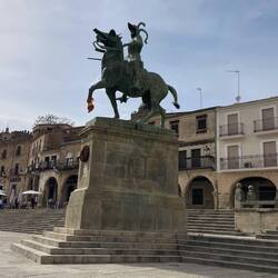 Pizarro an der Plaza Mayor und vor der Kirche