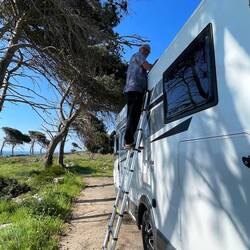 Erich baut die neue SIM in den Router auf unserem Dach 😉