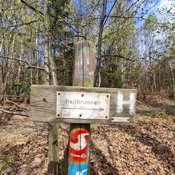 Das "H" zeigt den Weg zum Heilbrunnen.
