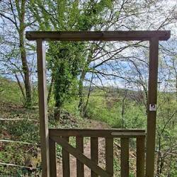 ...dann durch dieses Tor......