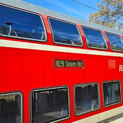 Der wunderschöne, rote RE 9 bringt mich nach Herchen.