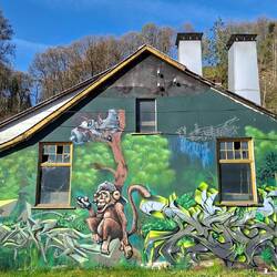 Außen hui, innen pfui. Direkt am Herchener Bahnhof.