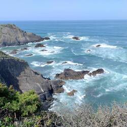 Klippe und wildes Wasser