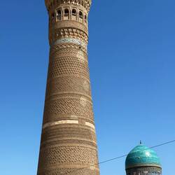 Minarett sehr sehr alt ,selbst DschingescKhan und die russische Armee konnten es nicht zerstören 👍