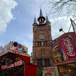 Belfried, vom Rummel umzingelt