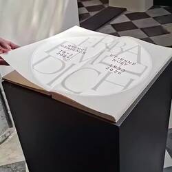 Erinnerungsbuch für aktuell Verstorbene mit Licht-Schatten-Installation = FASZINIEREND