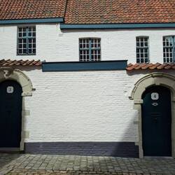 Eingänge, jede hatte ein kleines Gärtchen