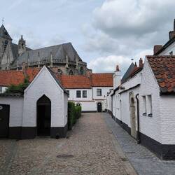 Blick über das Kapellchen zur Kirche "Unserer lieben Frau"