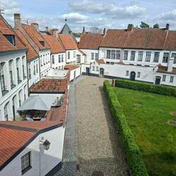 In der Hofmitte die Bleichwiese