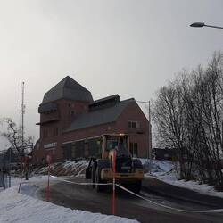 Abisko besteht einzig aus einem  kleinen Lagerhaus mit Bahnhof...
