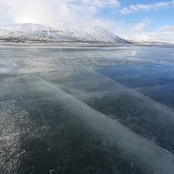 Risse auf dem Eis und Wasser darüber - keine gute Kombination wenn der See 10km breit ist