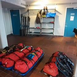 Wegen dem Sturm planen ganze Guppen ihren Aufenthalt im Eis um...