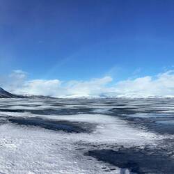 Sogar ein Regenbogen erwartet mich. Die Reise kann wieder nur ein einziger Erfolg werden.