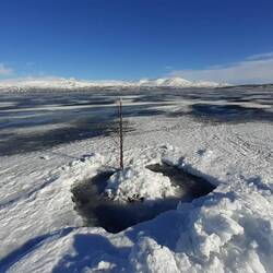 ein altes Eisloch auf dem See