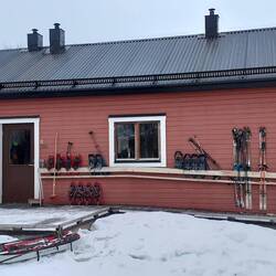 Die lang ersehnte rettende Abiskojaure-Hütte am Abend.