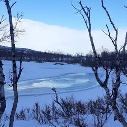 So lang der Fluss langsam fließt ist er noch gefroren. Fließt er schneller zeigt sich der Frühling.