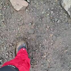 Sol volcanique au dégel, c'est la merde 😂😂 ! Vite, mettre les crampons et prendre la neige !