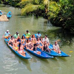 Drei Boote mit lustigen Trans Frauen
