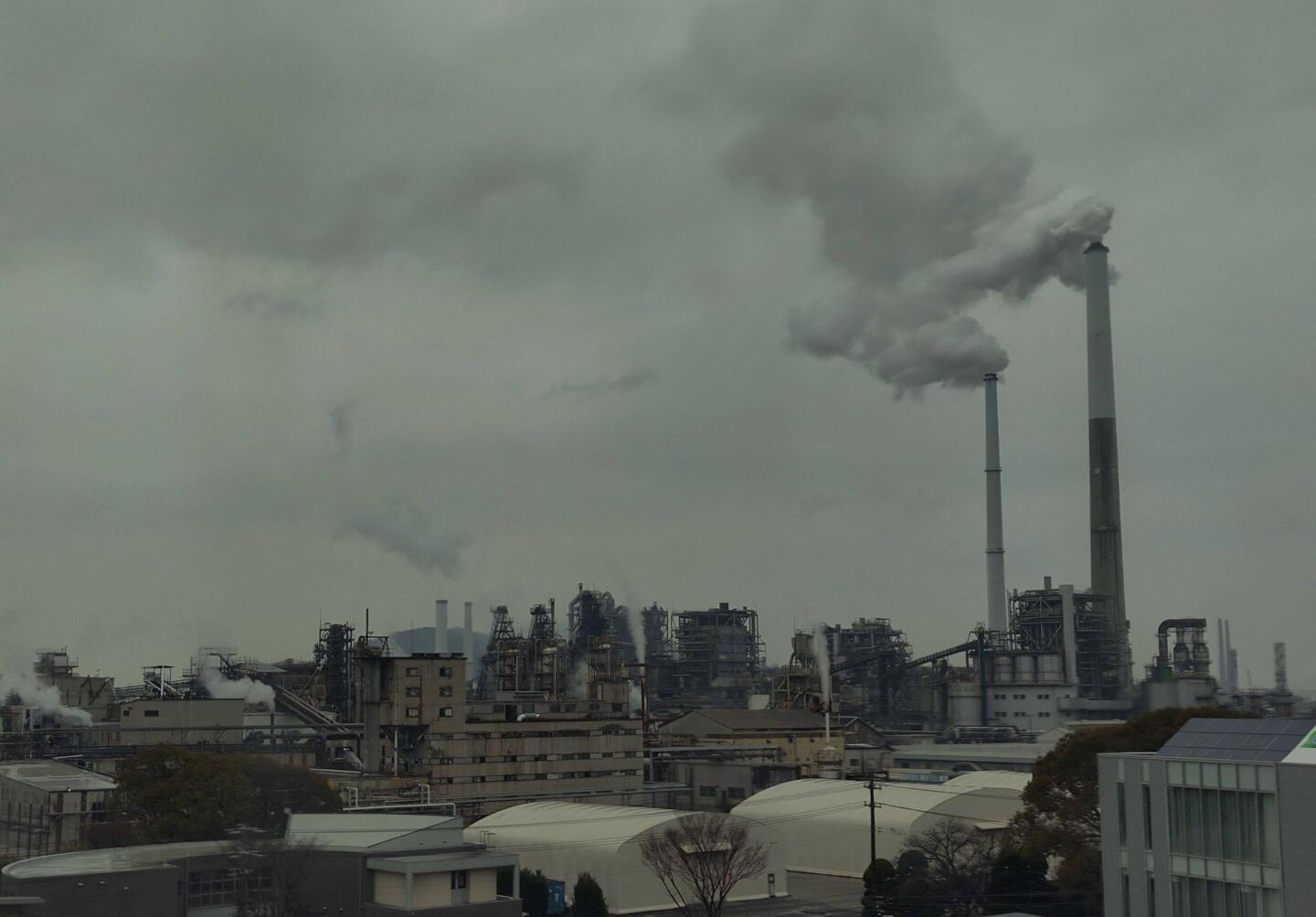 Auf der Fahrt nach Kyoto: auch Industrielandschaften