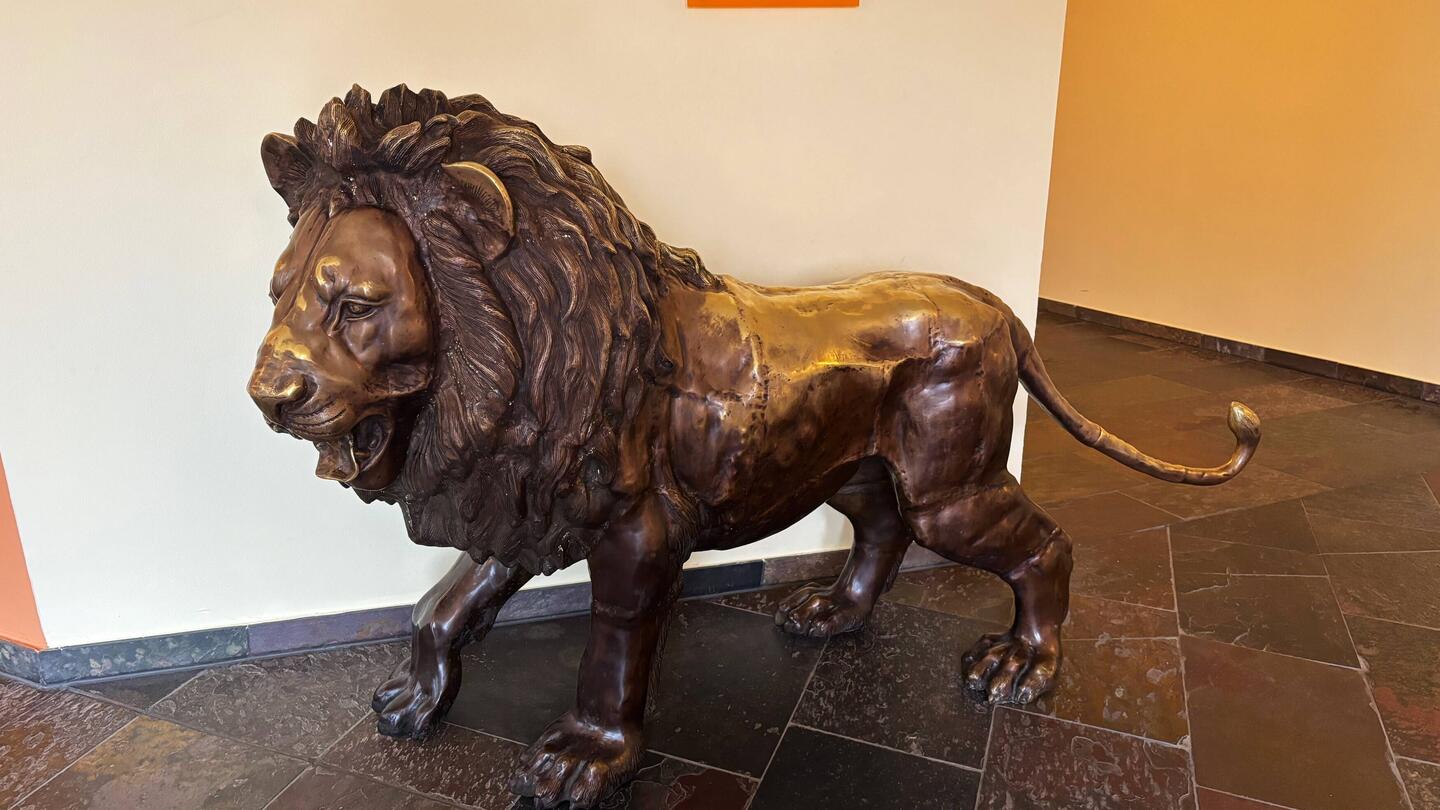 Ein prächtiger Kumpf-Löwe im Verbindungsgang zum Reiters Family Hotel