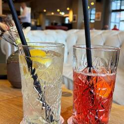Wie zB Gin & Tonic für 10€ und Campari Soda für 7€.