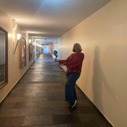 Eine normale Löwin im Verbindungsgang zum Reiters Family Hotel 😂