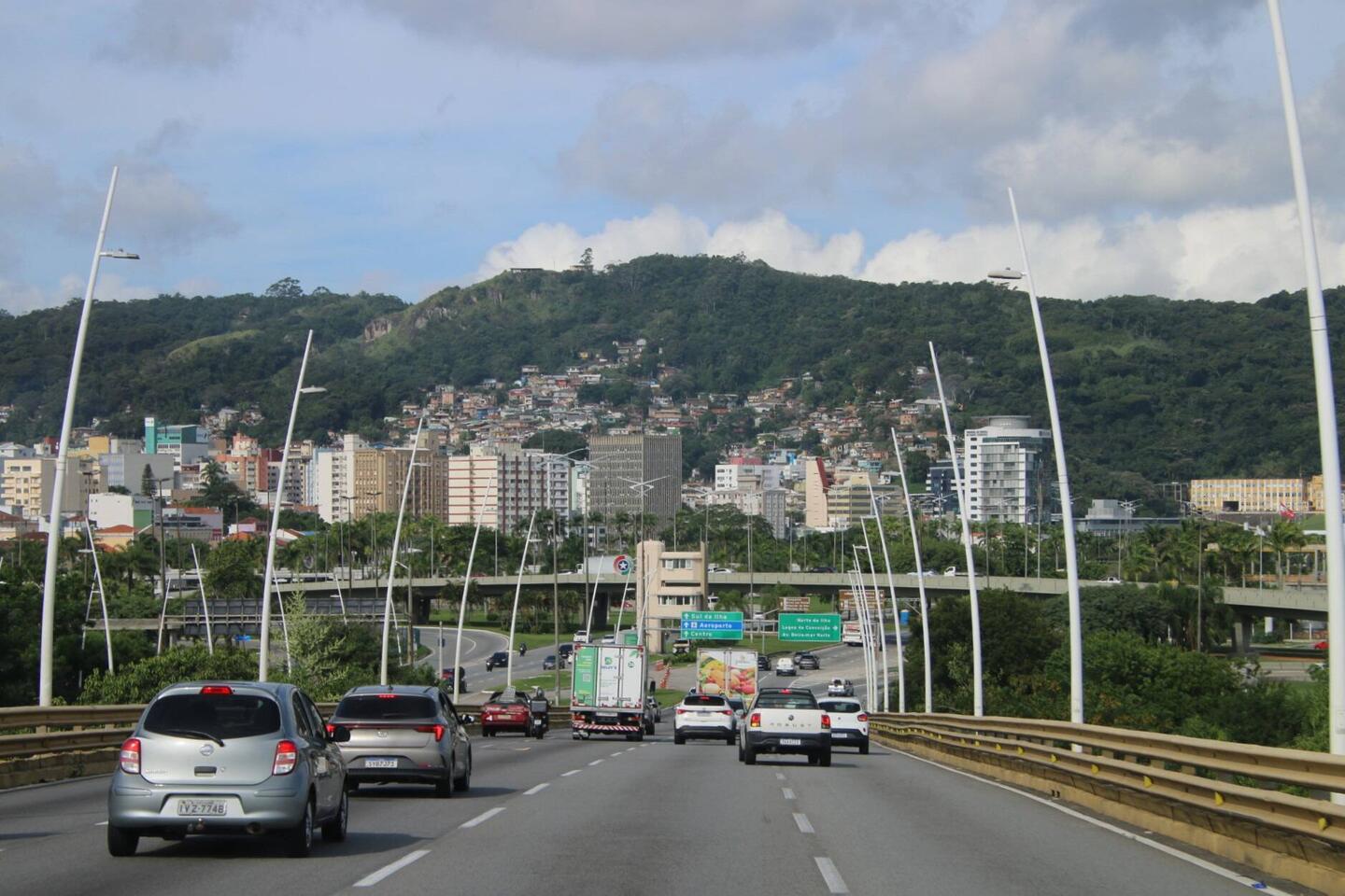 4 Spuren verbinden das Festland mit Florianópolis