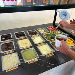 Unser Favorit: Açaí mit Banane, frischen Erdbeeren & Kiwi und natürlich Schokosauce. 🍓🥝🍫