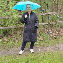 Britti bei Regen am Morgen beim Auffüllen des Wassertanks