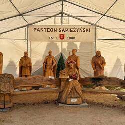 Die "Familie" Sapieha aus Holz geschnitzt, sie sind die Gründer und Förderer des Heiligtums im Ort.