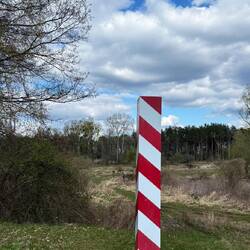 Grenzstein Polens - dazwischen die Bug - dahinter der Grenzstein Belarus