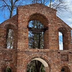 Zabytkowa Brama - historisches Tor zum heiligen Bereich vergangener Tage