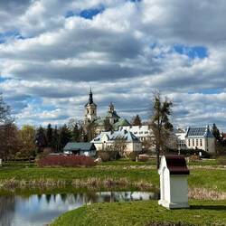 Immer im Blick die imposante Basilika