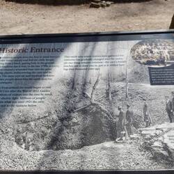 Der historische Eingang wird heute noch benutzt.