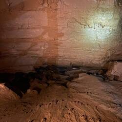 Unten ist der "hidden River" und hat die Wand geschliffen