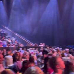 3000 Zuschauer in der Arena und die meisten mit viel Glitzer aufgehübscht