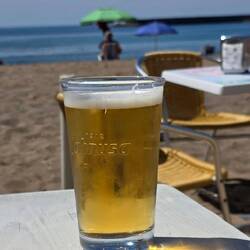 Eiskaltes Bier am Strand