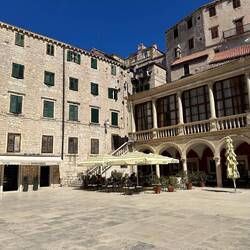 Platz vor der "Townhall" mit einem Teil des Townhall Gebäudes