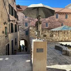 Ein Kunstwerk, nicht weit von der Kathedrale